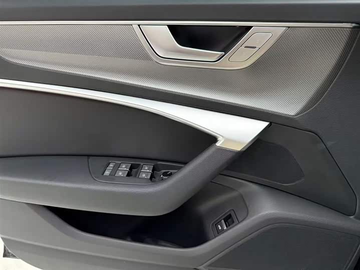 Фото 21 - Audi A6L