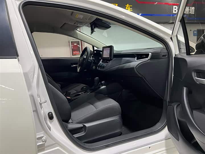 Фото 17 - Toyota Corolla