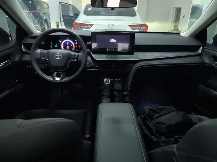 Фото 10 - Toyota Camry