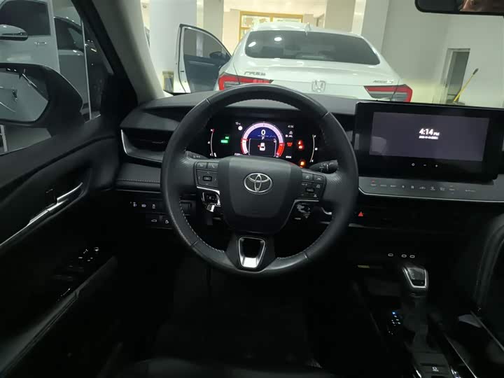 Фото 11 - Toyota Camry