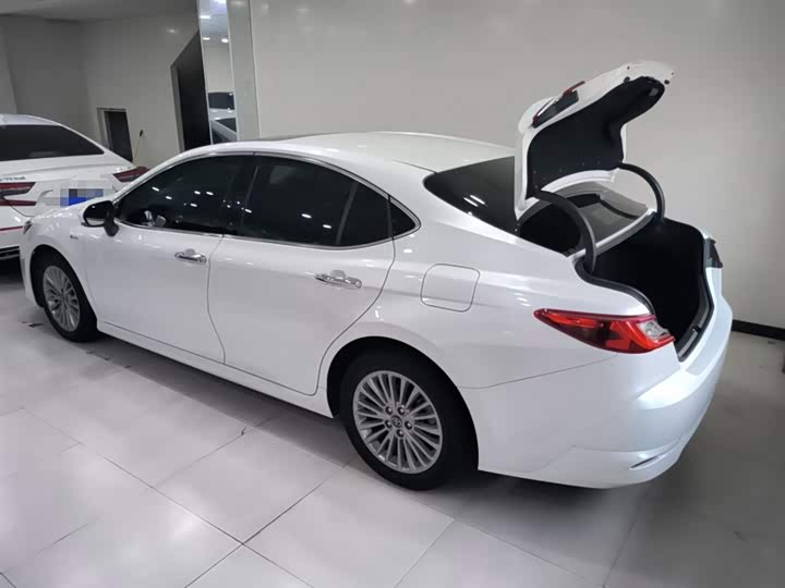 Фото 19 - Toyota Camry