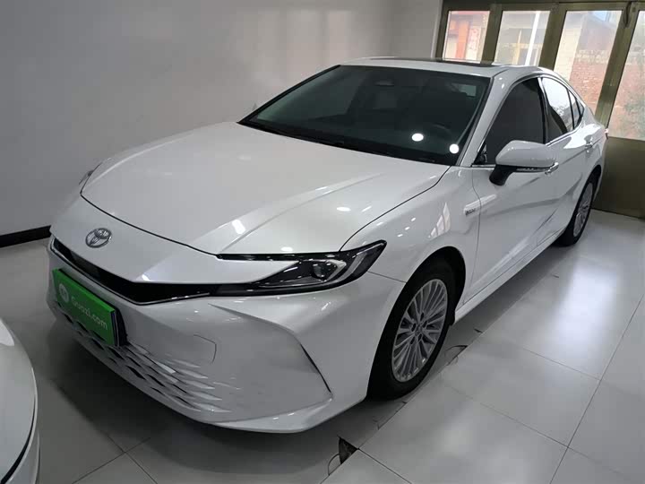 Фото 2 - Toyota Camry