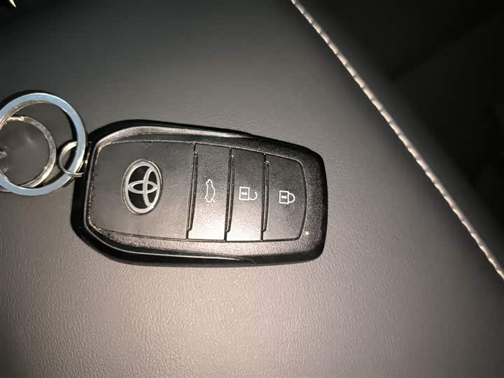 Фото 9 - Toyota Camry