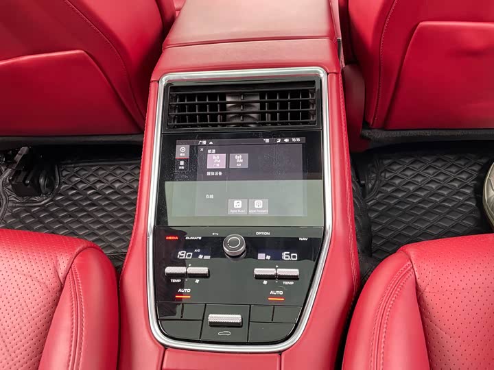 Фото 14 - Porsche Panamera