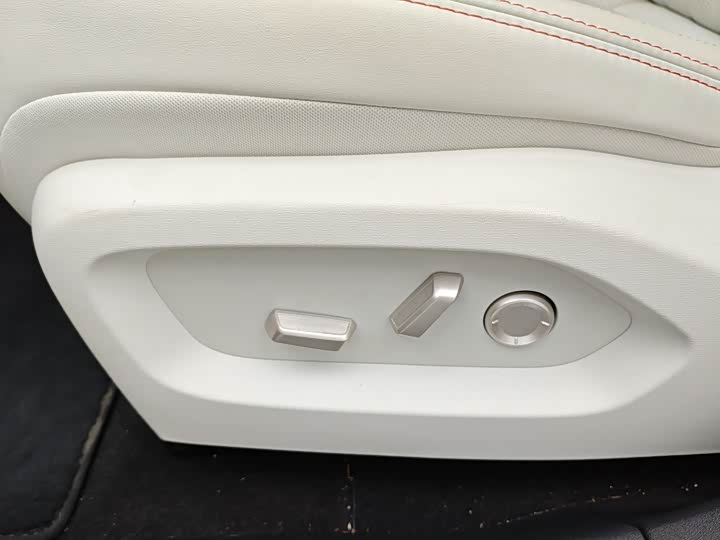 Фото 22 - Nio Onvo L60