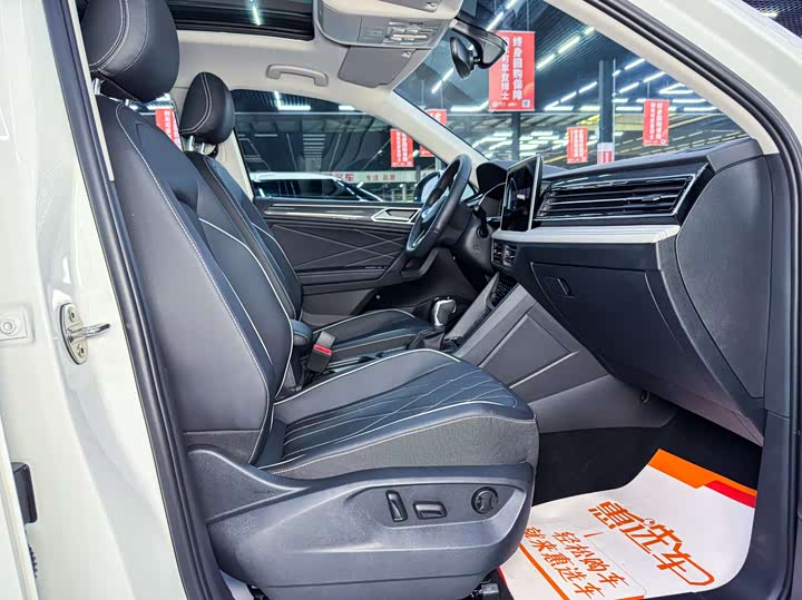 Фото 10 - Volkswagen Tiguan L Pro