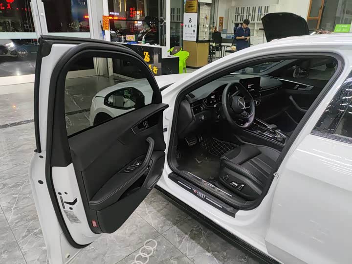 Фото 6 - Audi A4L