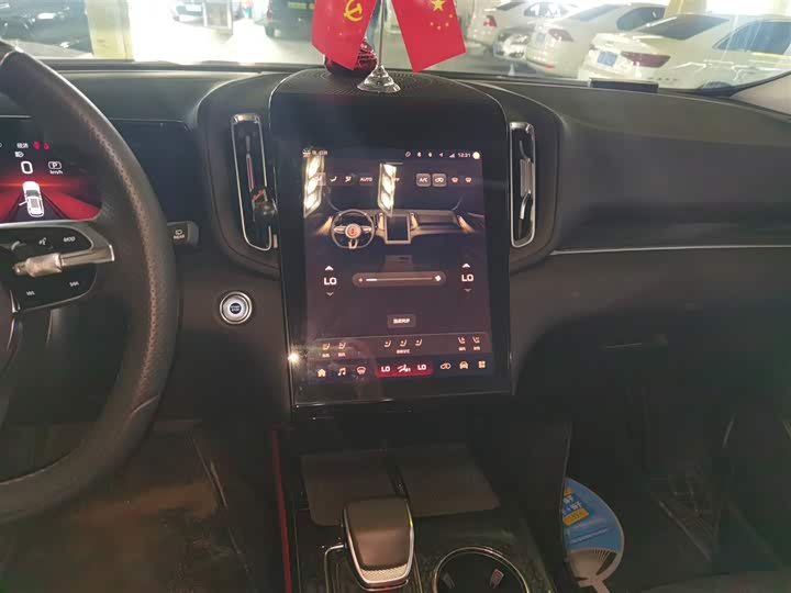 Фото 13 - Hongqi HS3