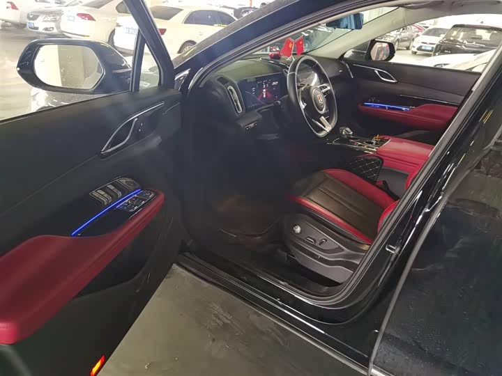 Фото 16 - Hongqi HS3