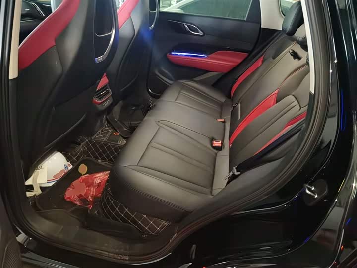 Фото 17 - Hongqi HS3