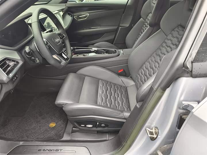 Фото 14 - Audi e-tron GT