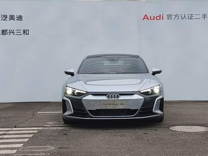 Фото 2 - Audi e-tron GT