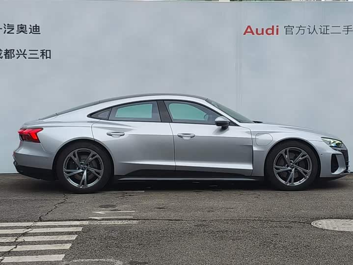 Фото 3 - Audi e-tron GT