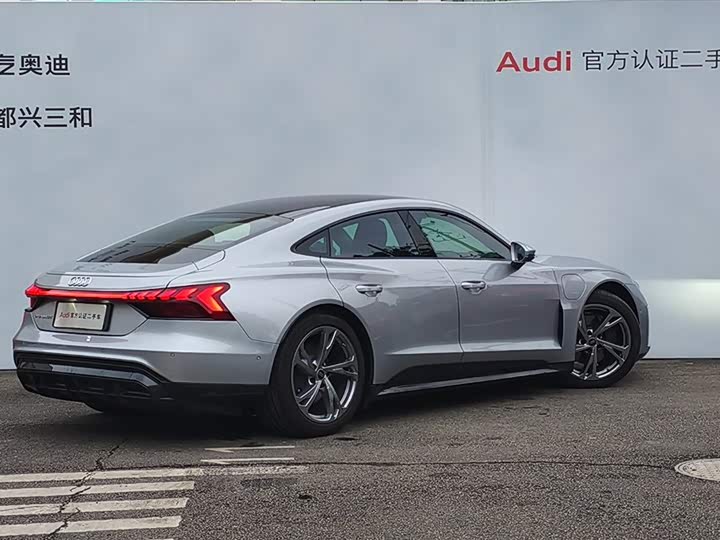 Фото 4 - Audi e-tron GT