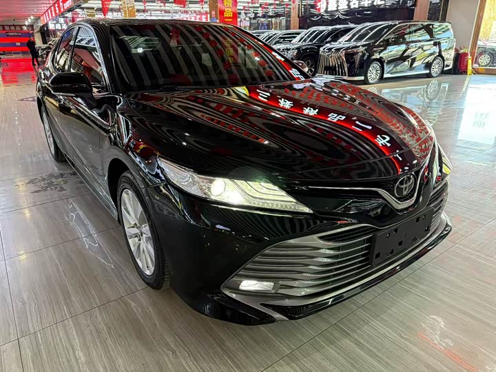 Фото 2 - Toyota Camry