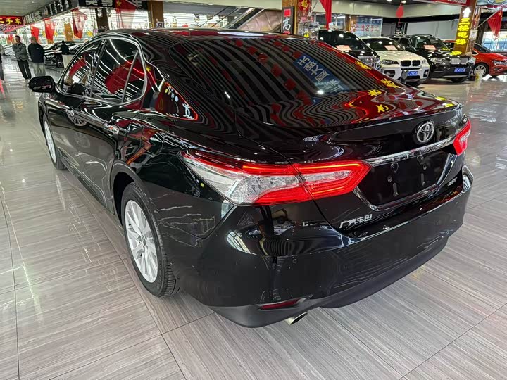 Фото 5 - Toyota Camry