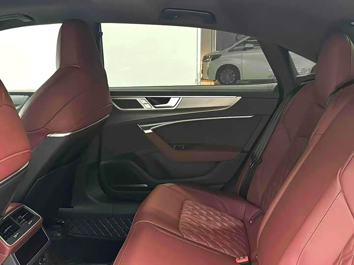 Фото 4 - Audi A7L