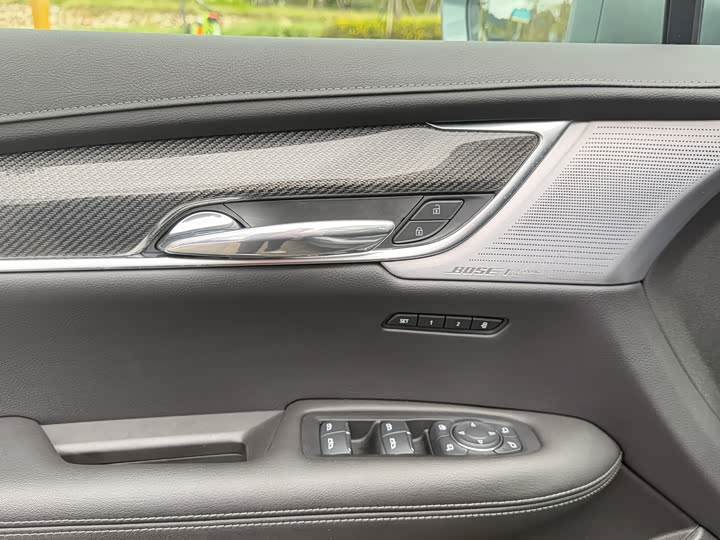 Фото 6 - Cadillac XT5