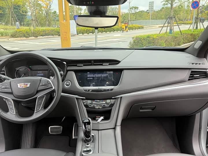 Фото 8 - Cadillac XT5