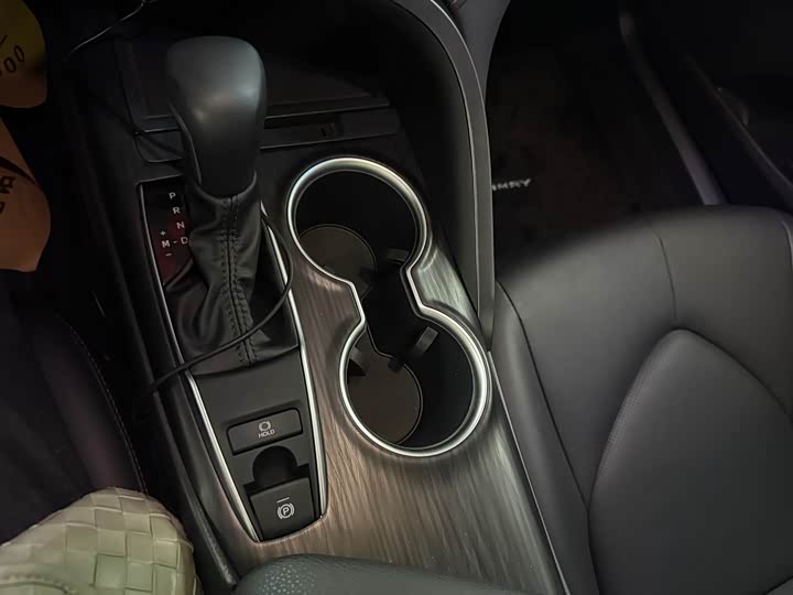 Фото 10 - Toyota Camry