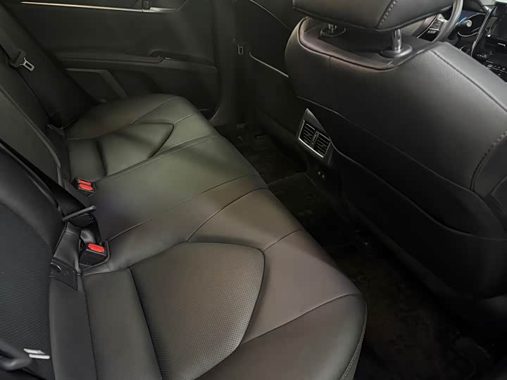 Фото 15 - Toyota Camry