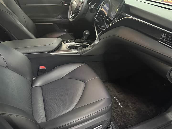 Фото 16 - Toyota Camry