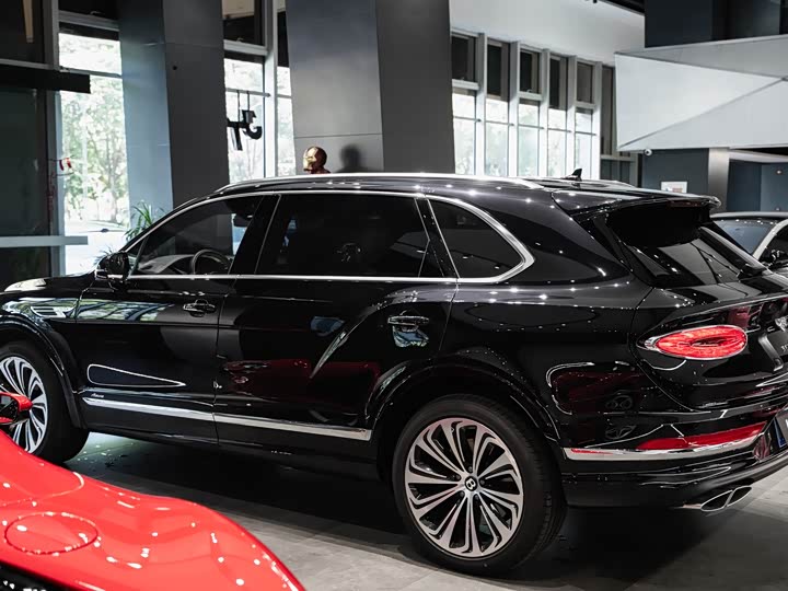 Фото 15 - Bentley Bentayga