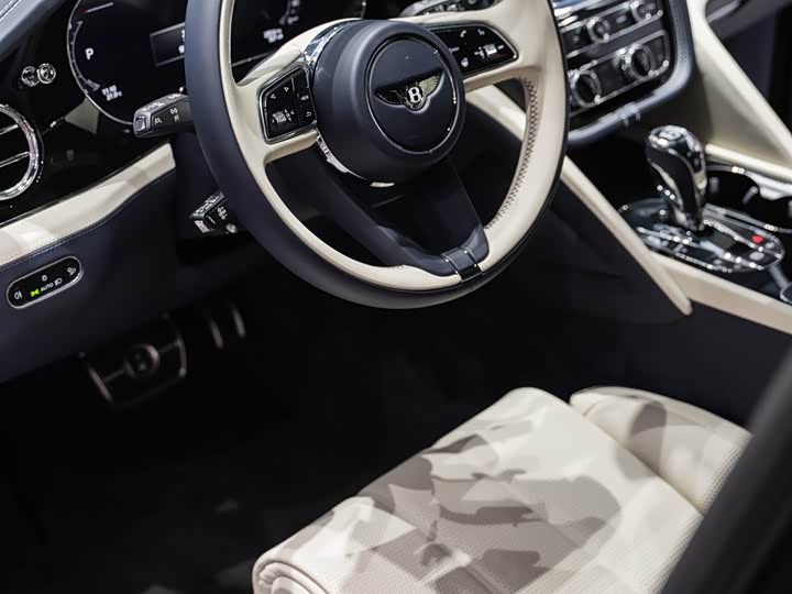 Фото 17 - Bentley Bentayga