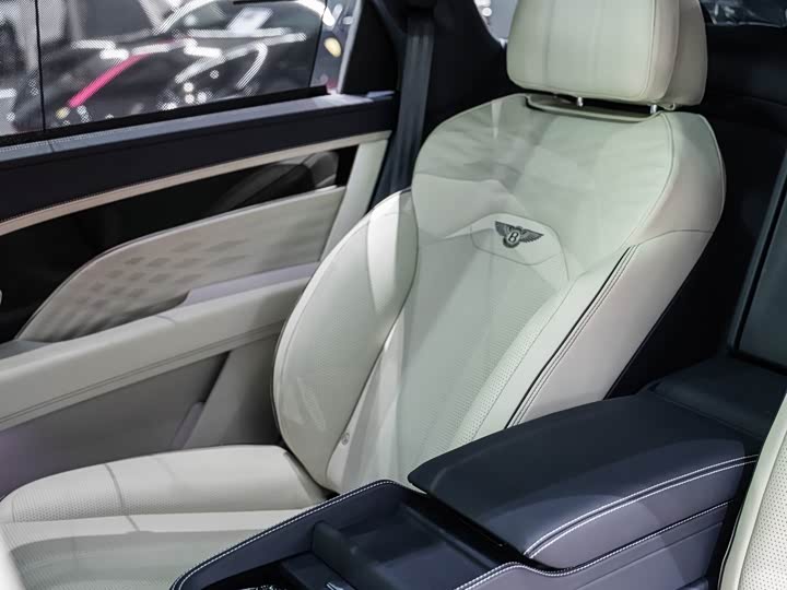 Фото 22 - Bentley Bentayga