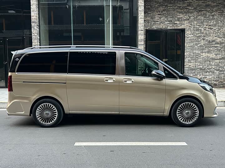 Фото 22 - Mercedes-Benz V-Class