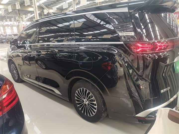 Фото 5 - Denza D9