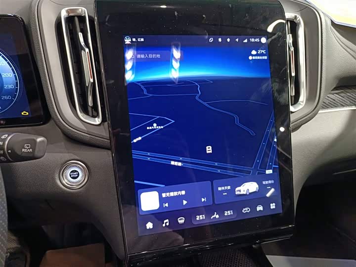 Фото 13 - Hongqi HS3 Hybrid