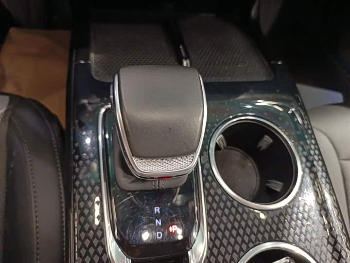 Фото 14 - Hongqi HS3 Hybrid