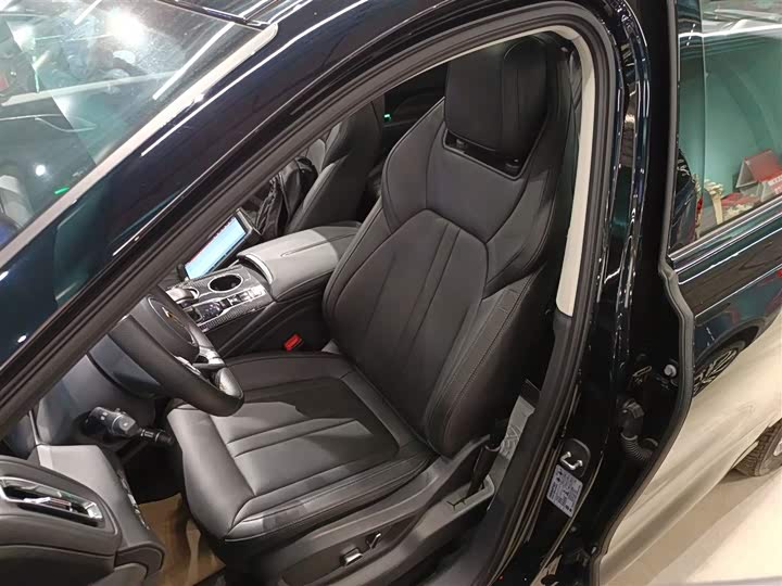 Фото 15 - Hongqi HS3 Hybrid