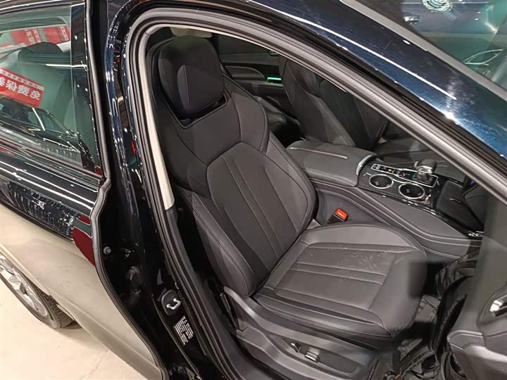 Фото 25 - Hongqi HS3 Hybrid