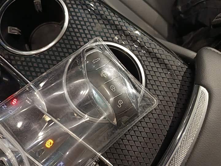 Фото 9 - Hongqi HS3 Hybrid