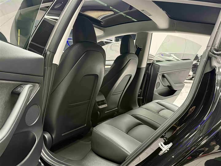 Фото 10 - Tesla Model 3