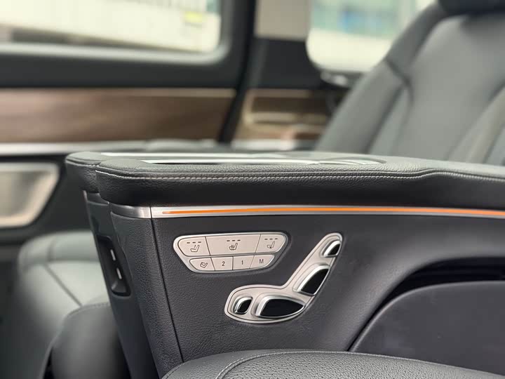 Фото 10 - Mercedes-Benz V-Class