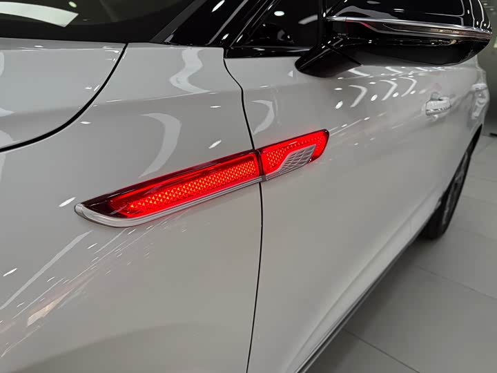 Фото 12 - Hongqi HS3 Hybrid