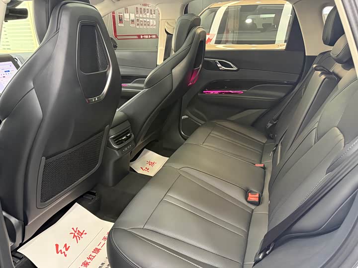 Фото 8 - Hongqi HS3 Hybrid