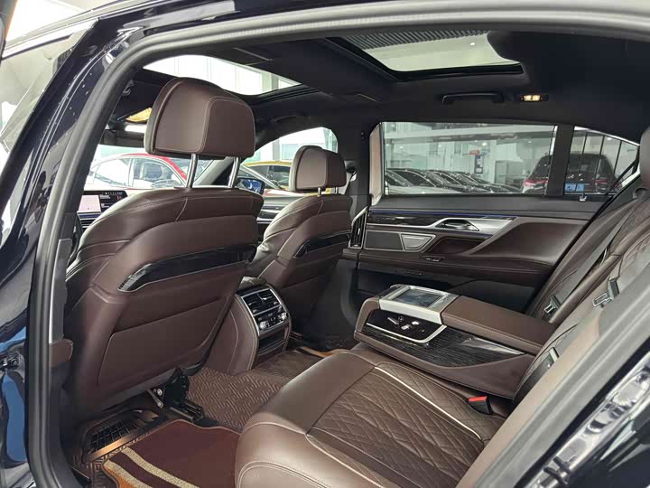 Фото 10 - BMW 7 Series