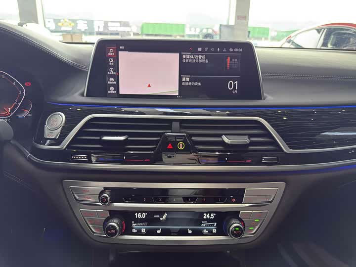 Фото 13 - BMW 7 Series