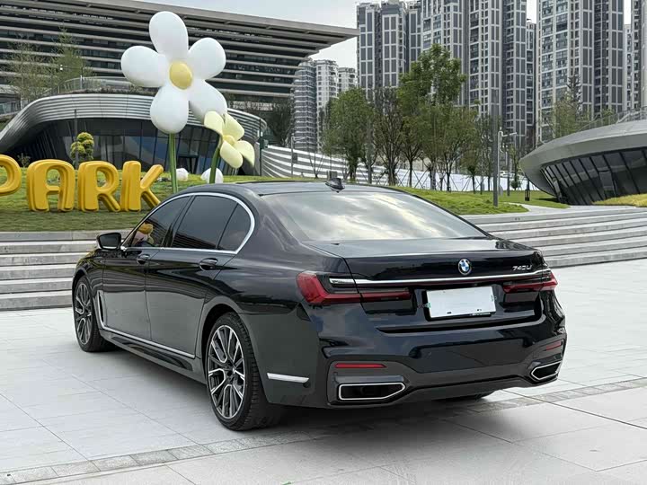 Фото 21 - BMW 7 Series