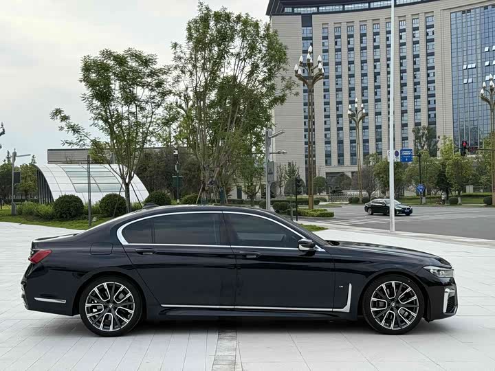 Фото 22 - BMW 7 Series