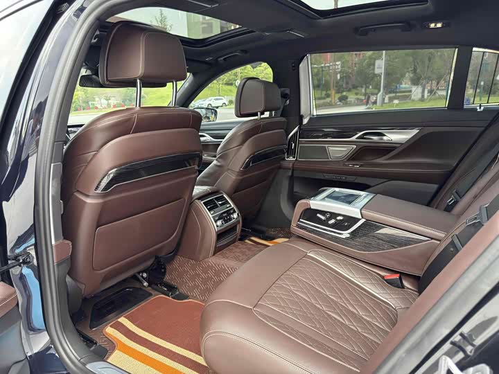 Фото 26 - BMW 7 Series