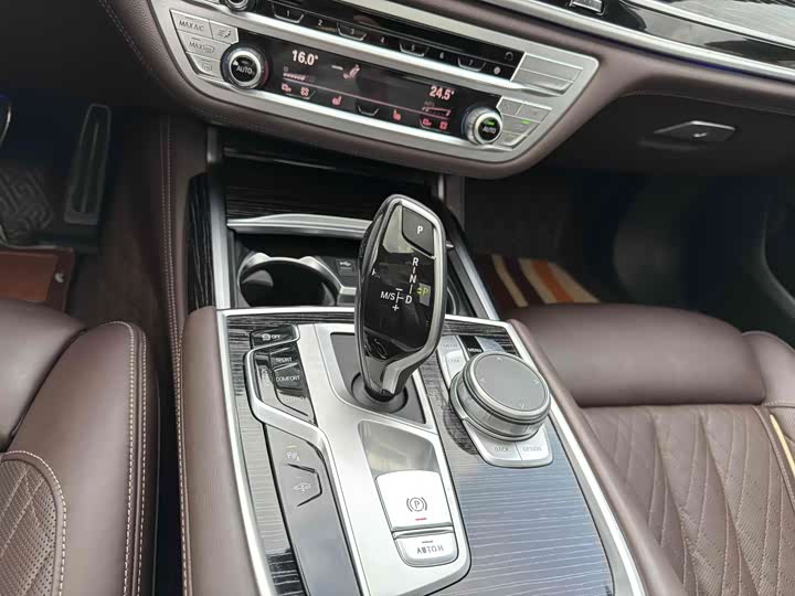 Фото 31 - BMW 7 Series