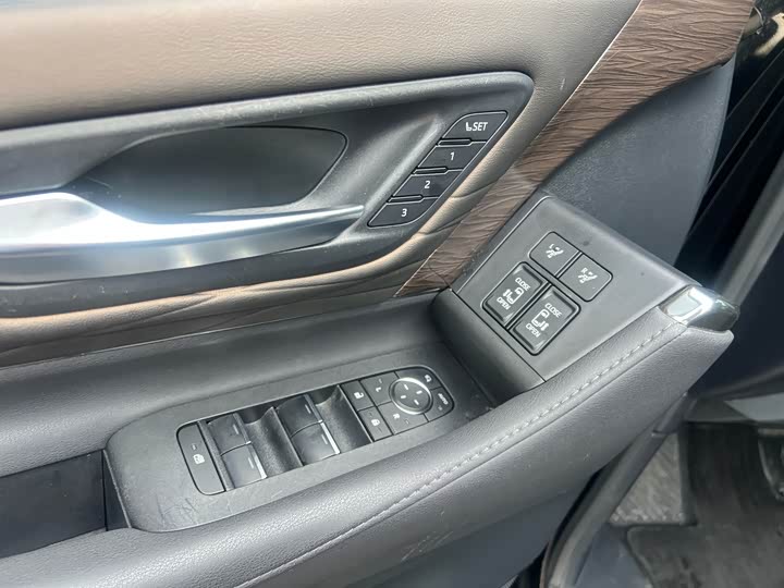 Фото 4 - Toyota Vellfire