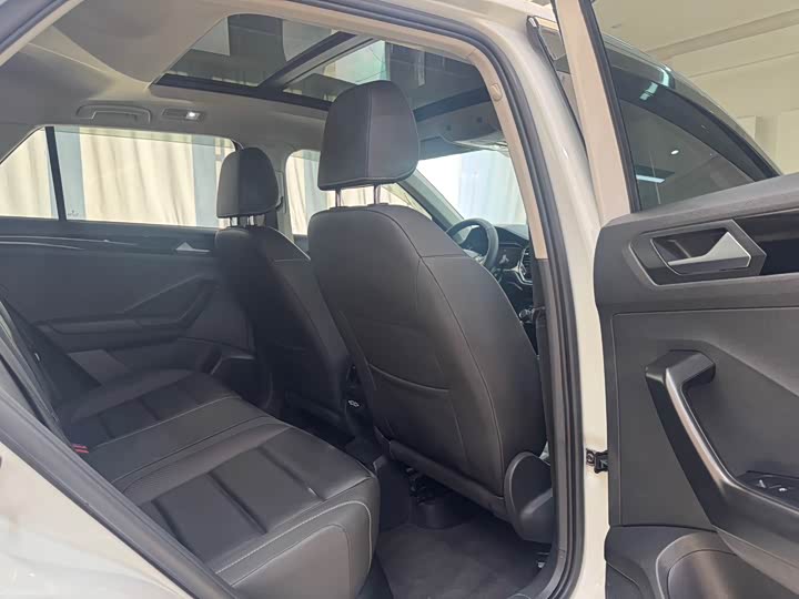 Фото 10 - Volkswagen T-Roc