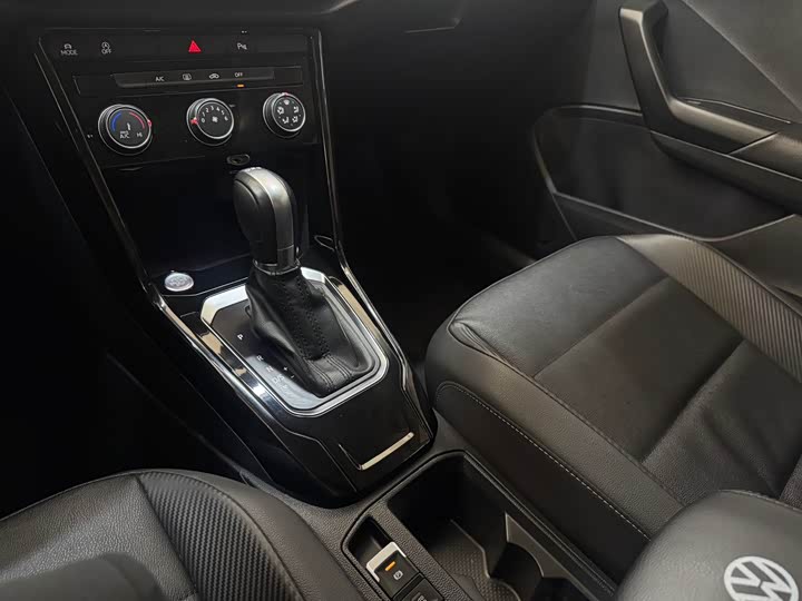 Фото 14 - Volkswagen T-Roc