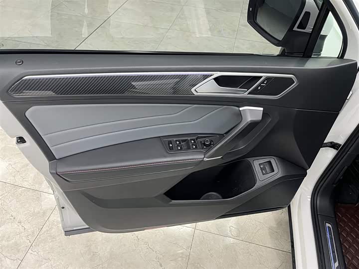 Фото 11 - Volkswagen Tiguan L Hybrid